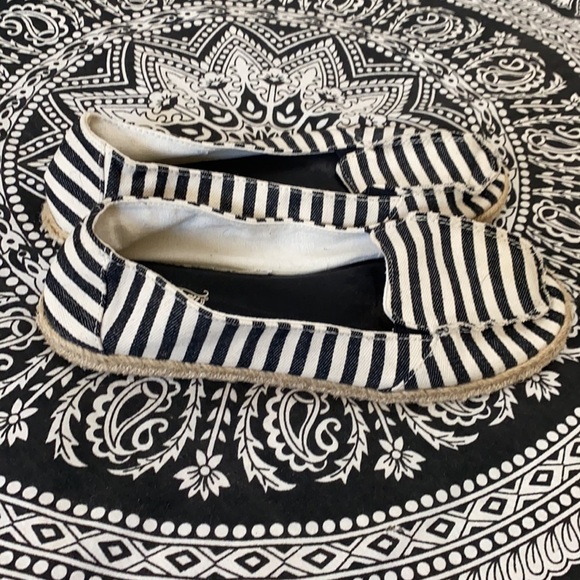 Striped slip ons 🖤 - Picture 5 of 11